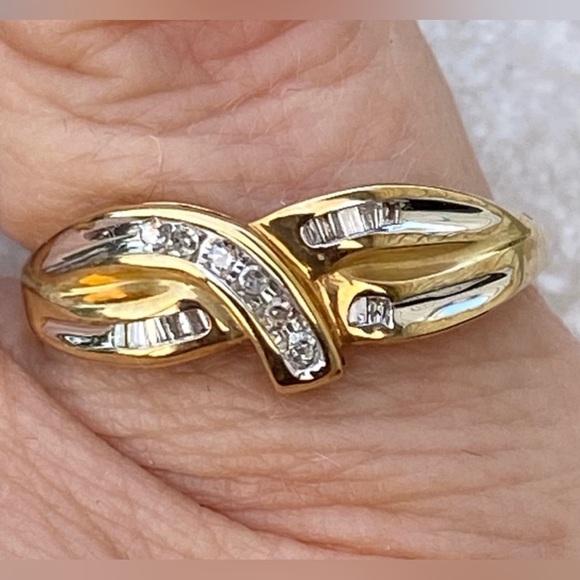10k Yellow Gold Ring. - Picture 2 of 2